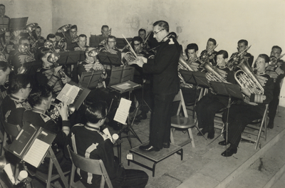 501602 Afbeelding van het concert van een Engels muziekkorps in de Geertekerk (Geertekerkhof) te Utrecht.